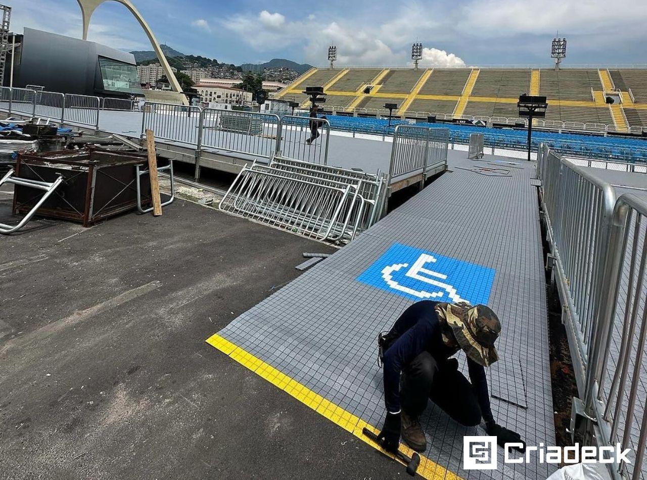 Piso Plástico Personalizado Criadeck Ultra Prepara Sapucaí para Carnaval 2024.